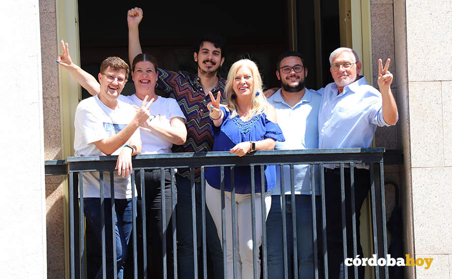 Cristina Pedrajas y Mercedes Muñoz con el equipo de Podemos