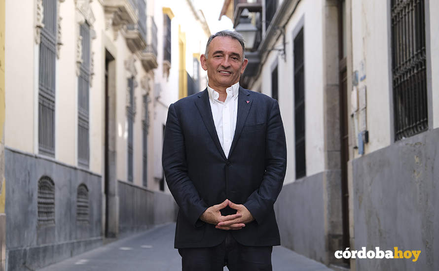 Enrique Santiago posa para Córdoba Hoy