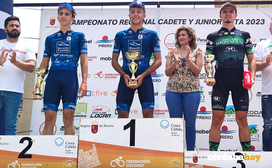 Víctor Díaz (de verde y negro) en el podio de Murcia