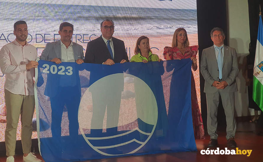 Entrega de la Bandera Azul al Ayuntamiento de Almodóvar del Río