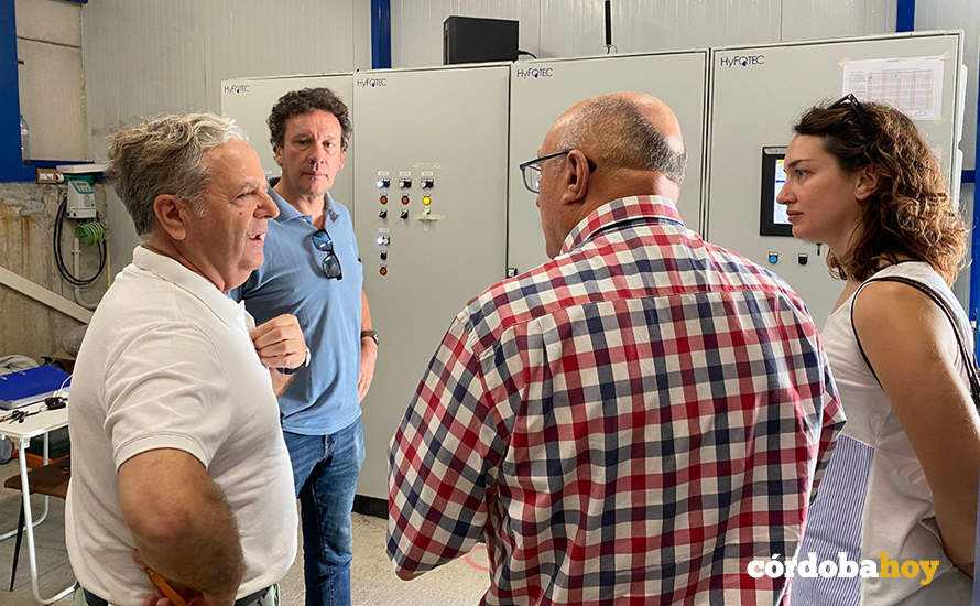 Salvador Fuentes conversa con los técnicos en la estación de La Colada
