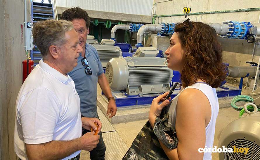 Salvador Fuentes conversa con los técnicos en la estación de La Colada