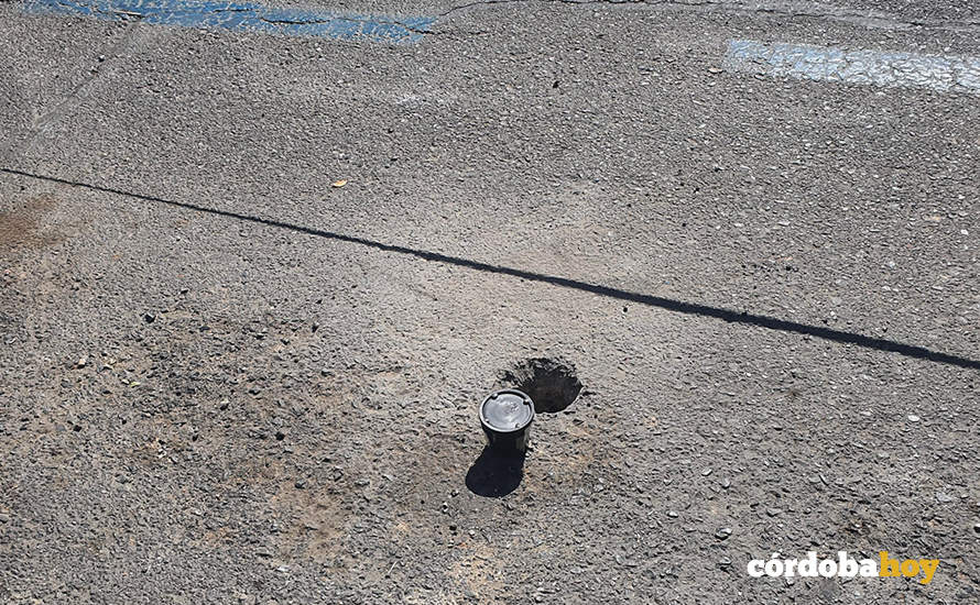 Instalación de uno de los sensores en la zona azul del Paseo de La Victoria