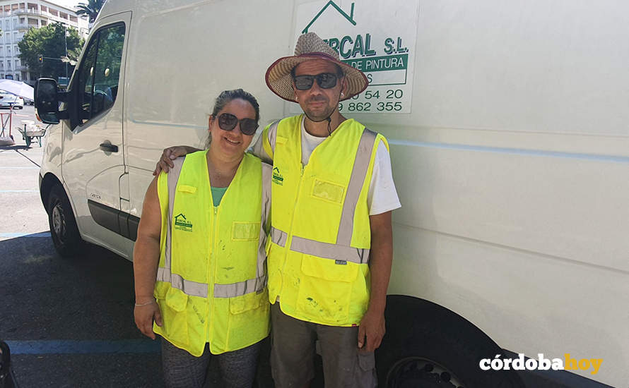 Los responsables de la instalación de los sensores en la zona azul de Córdoba