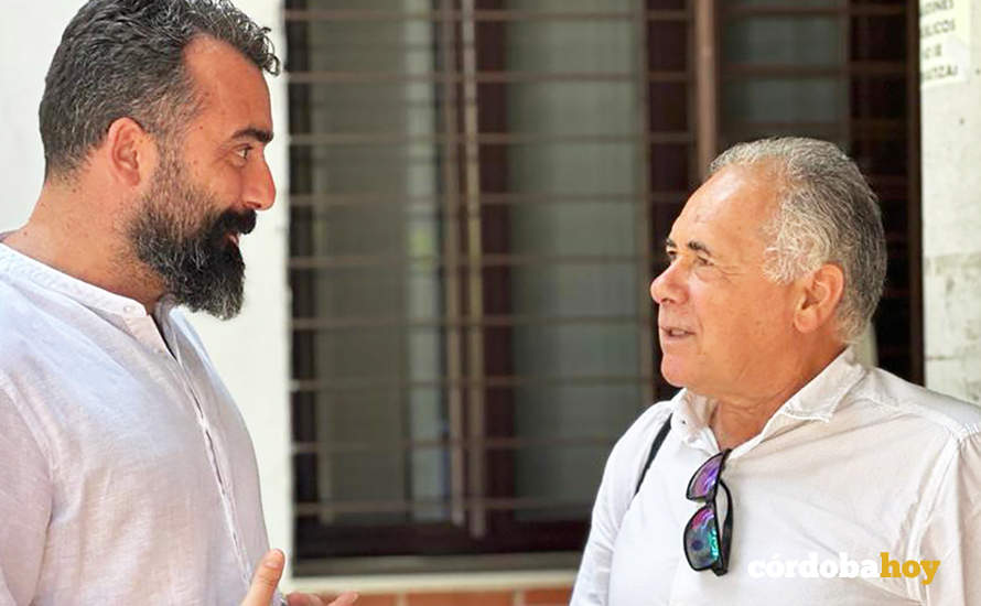Alberto Mayoral con uno de los miembros de la Asociación de Enfermos de Polio (Acopypos)
