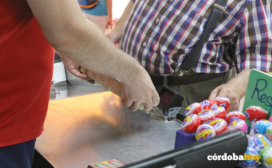 El lector del código QR en el supermercado