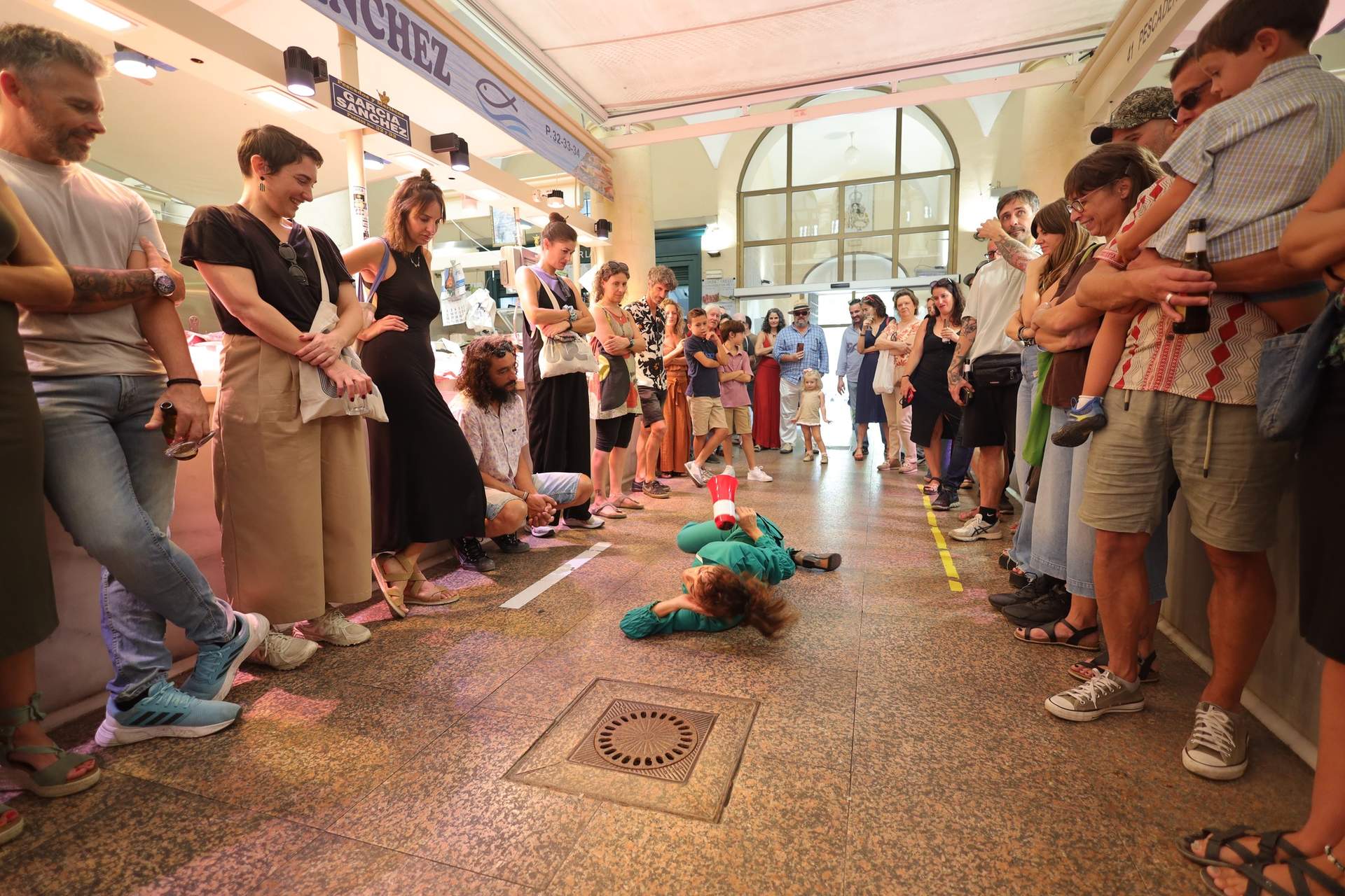 Una actividad de Cosmopoética en el Mercado de La Corredera