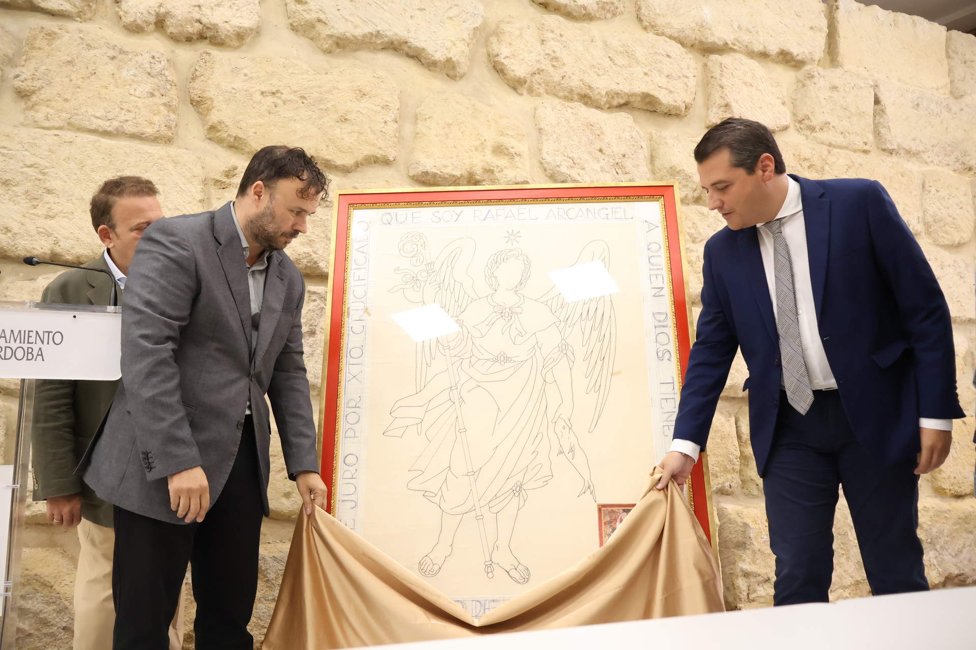 Juan Serrano y José María Bellido descubren el cartel de las fiestas patronales FOTO RAFA MELLADO SENIOR