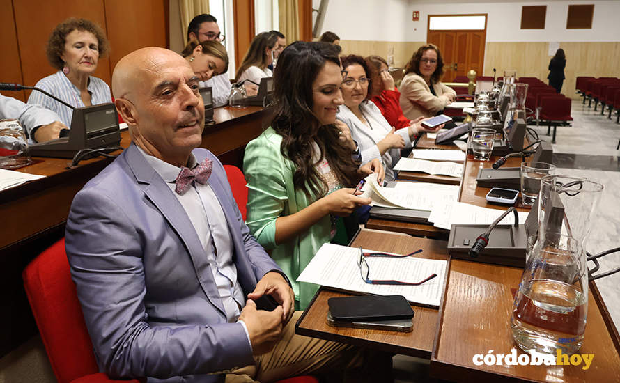 Antonio Hurtado junto a sus compañeros socialistas en el Pleno FOTO RAFA MELLADO SENIOR