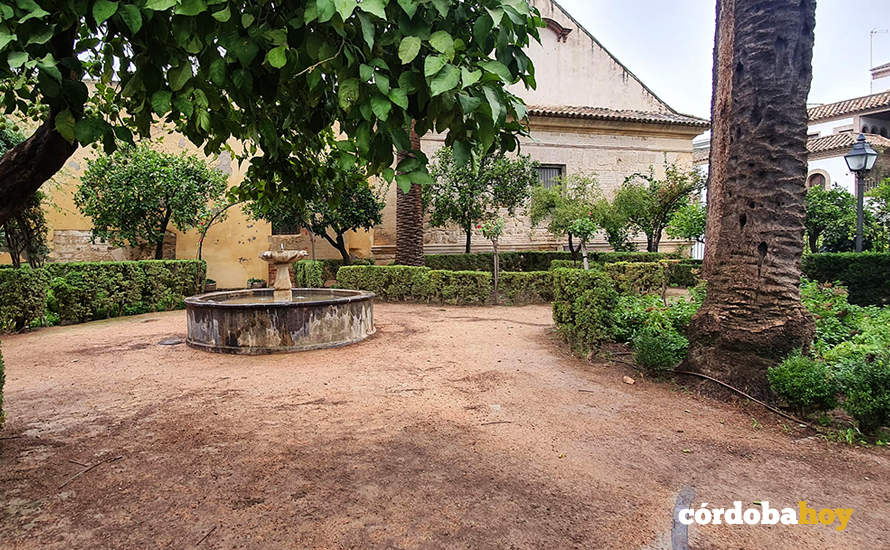 Espacio del Alcázar que se quiere rebajar para recuperar una segunda puerta en Caballerizzas Reales