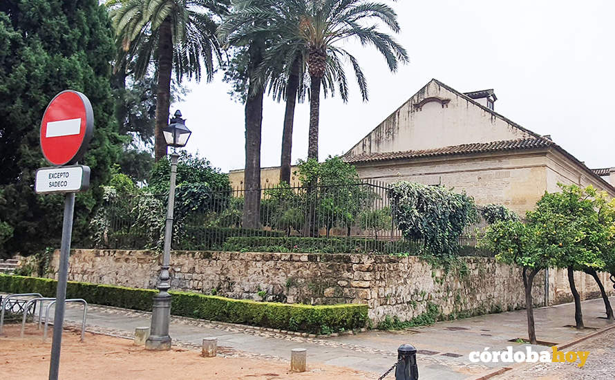 Espacio del Alcázar que se quiere rebajar para recuperar una segunda puerta en Caballerizzas Reales