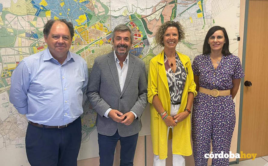 Miguel Ángel Torrico (centro), con las representantes de Mitiska REIM en la GMU FOTO RAFA MELLADO SENIOR