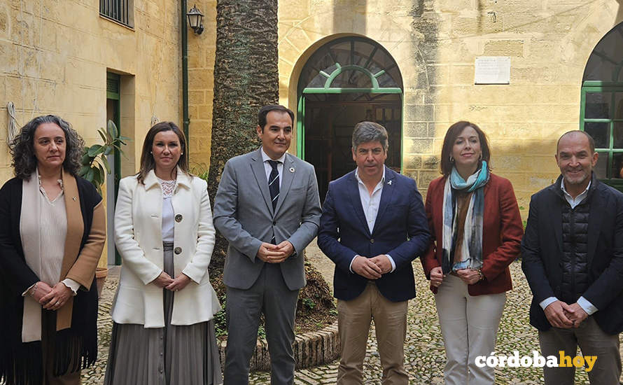 José Antonio Nieto y Rafael Llamas (centro), durante la visita institucional del consejero de Justicia a Montilla
