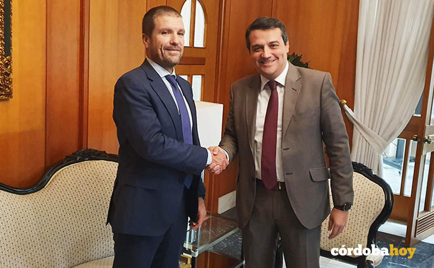Javier Ecribano y José MarÍa Bellido se saludan en el Ayuntamiento de Córdoba