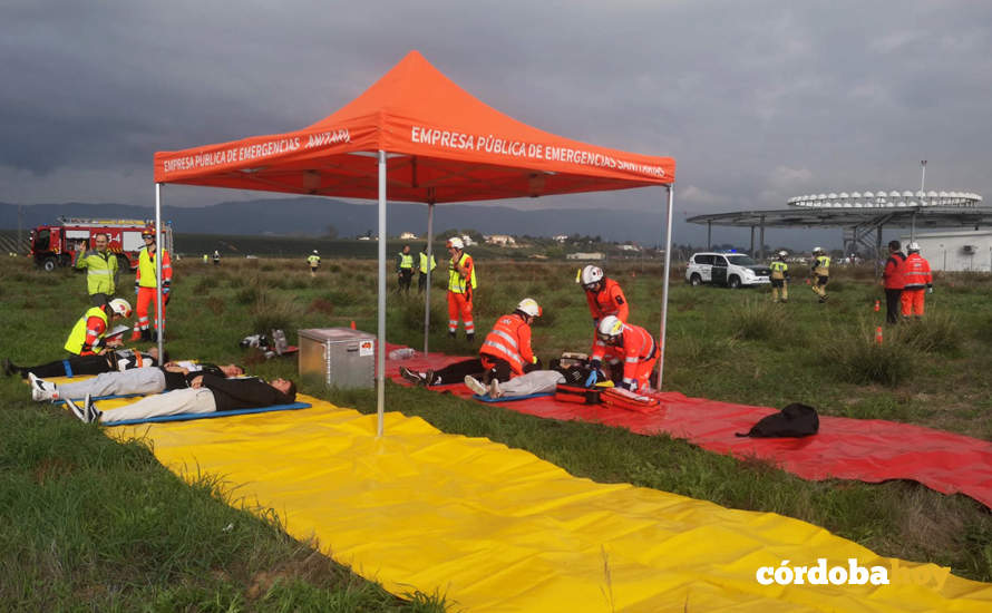 Atención a heridos en el simulacro de accidente aéreo en el Aeropuerto de Córdoba