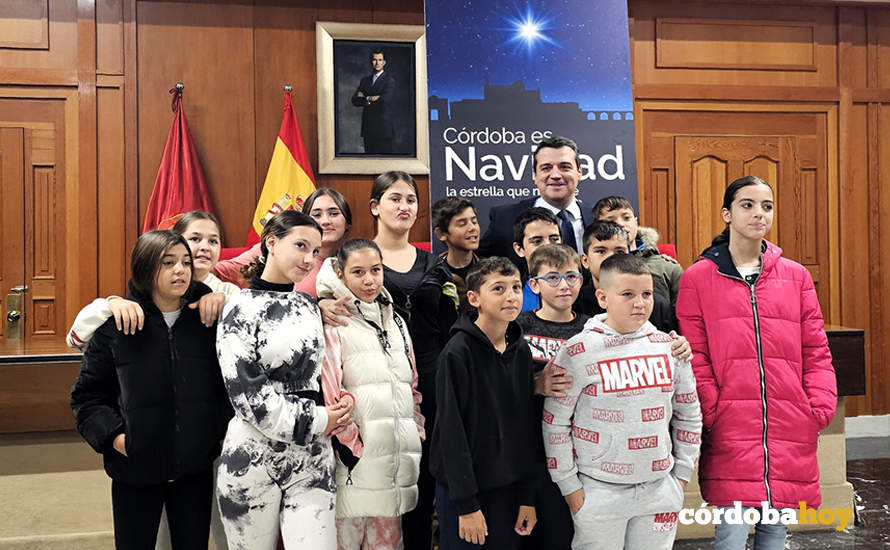 El alcalde, con el cartel de la Navidad cordobesa y alumnado del CEIP Gloria Fuertes