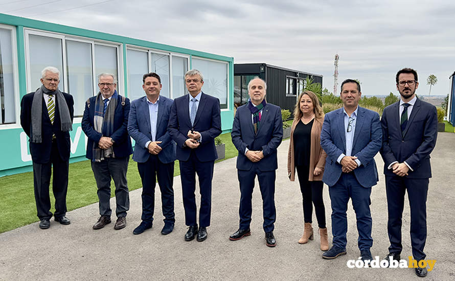 El embajador de Ucrania (cuarto por la iquierda) visita EuroGaza para conocer sus modelos de ambulancias y los nuevos módulos de emergencias