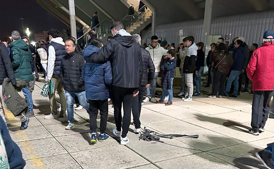 Cableado eléctrico en el suelo del estadio de El Arcángel