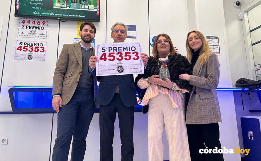 La familia de 'El Gato Negro' celebrando la venta de un quinto premio de la Lotería de Navidad 2023, en una imagen de archivo