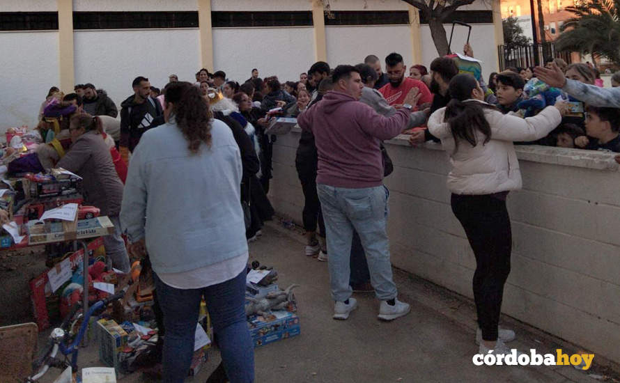 Reparto de regalos en Las Palmeras