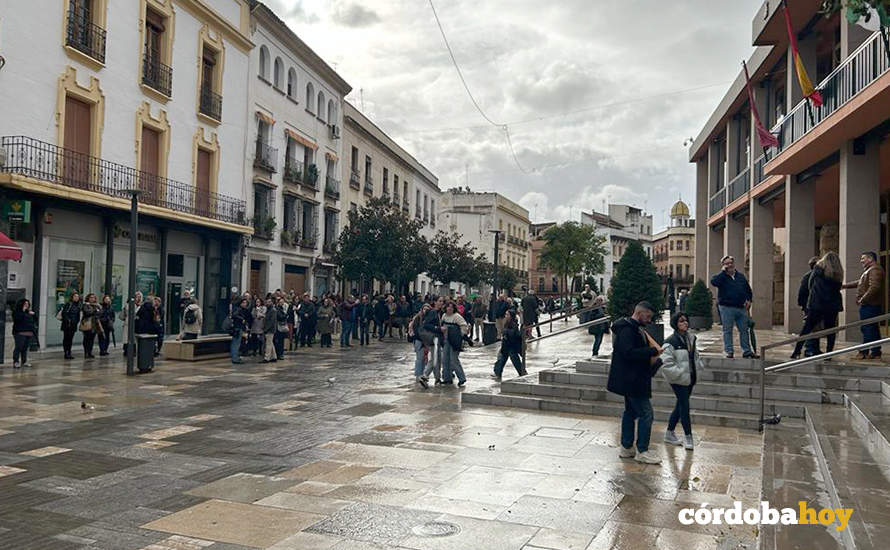 Trabajadores y trabajadoras del Ayuntamiento desalojados por la alarma