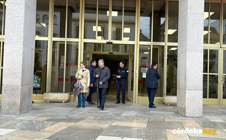 Trabajadores y trabajadoras del Ayuntamiento desalojados por la alarma