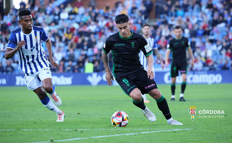 Kuki Zalazar intenta zafarse de Rahim en el partido entre el Recreativo de Huelva y el Córdoba CF FOTO CCF