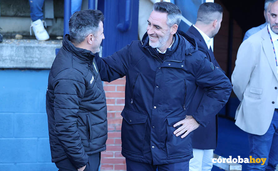 Iván Ania saluda al excordobesista Abel Gómez, actual técnico del Recre FOTO CÓRDOBA CF