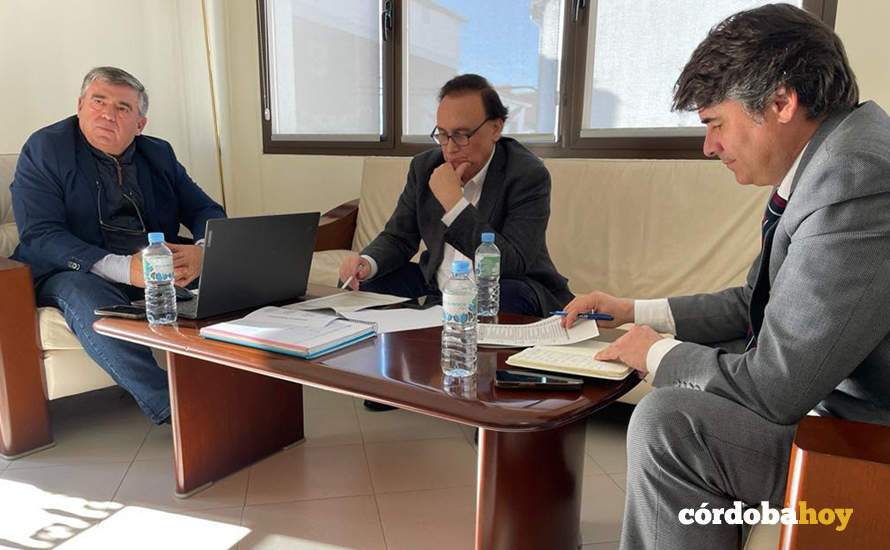 José Carlos Gómez Villamandos (centro) en su visita a Añora