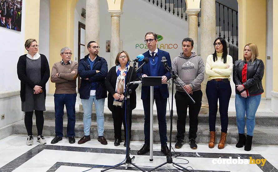 El alcalde de Pozoblanco, Santiago Cabello (PP), interviene junto miembros del gobierno municipal
