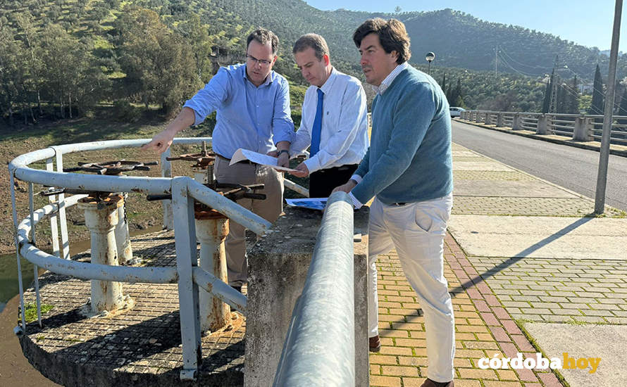 Los responsables de Emacsa visitan la presa del Guadalmellato