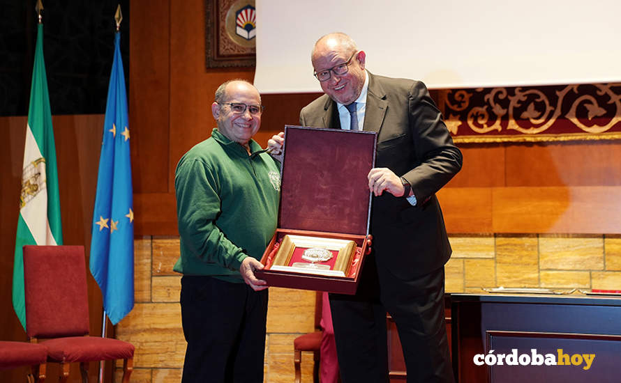 Luis Maya recoge el distintivo Tomás de Aquino de la UCO