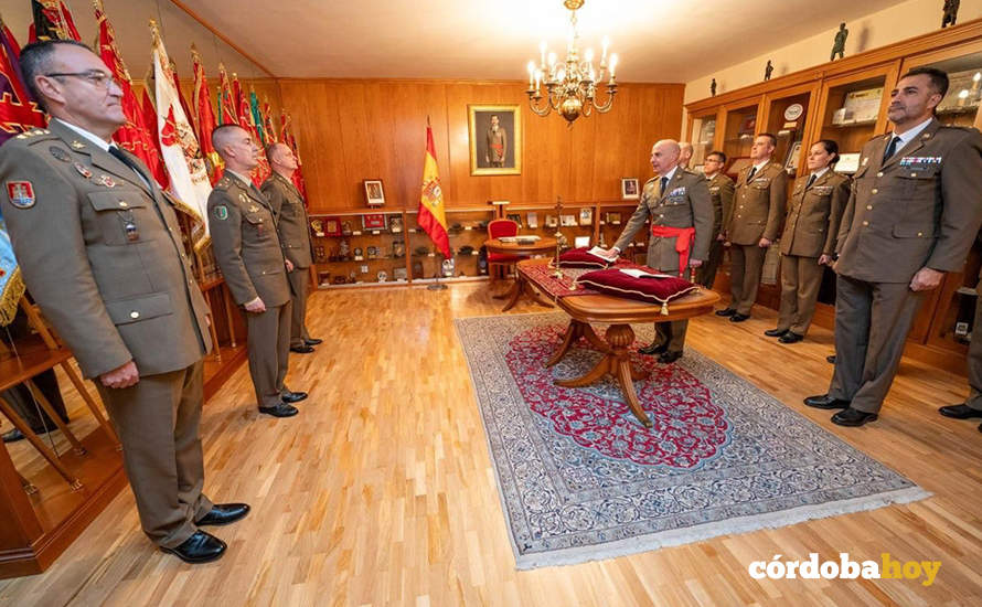 Firma de cédula de toma de posesión del general