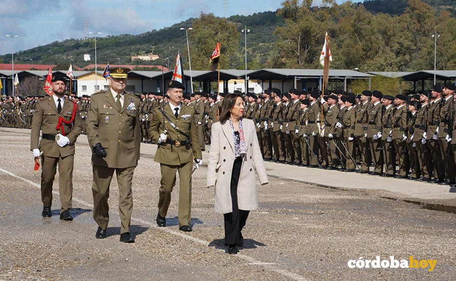 La ministra pasando revista a la formación