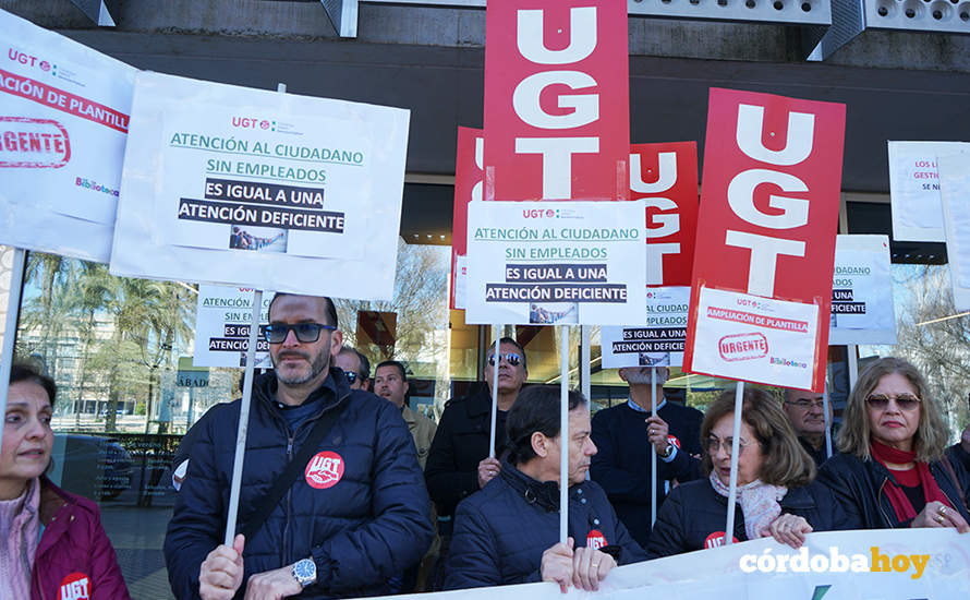 Concentración de UGT a las puertas de la Biblioteca Pública del Estado Grupo Cántico