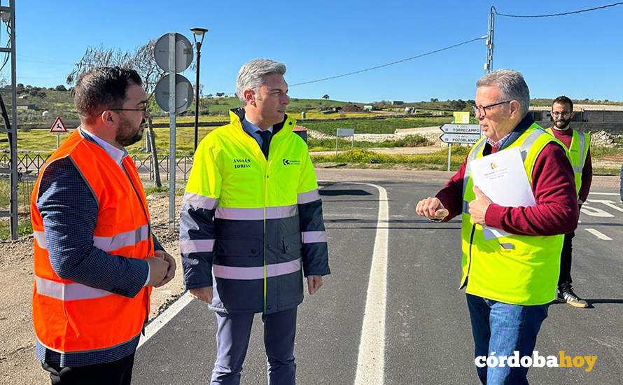 Andrés Lortite (centro) en la recepción de la obra de El Guijo