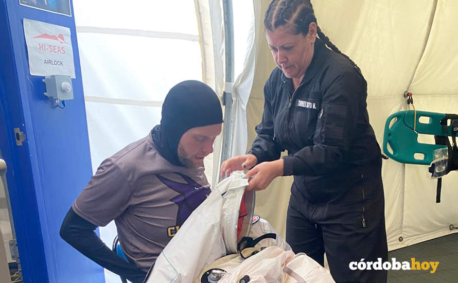 Mariló Torres ayuda al doctor Mason Robins con un prototipo experimental de traje espacial presurizado
