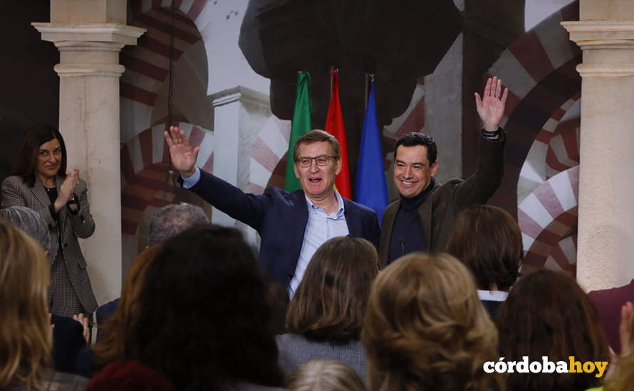 Feijóo y Moreno saludan juntos a los asistentes a la clausura del acto de presentación de la 'Declaración de Córdoba'. - MADERO CUBERO (EUROPA PRESS)