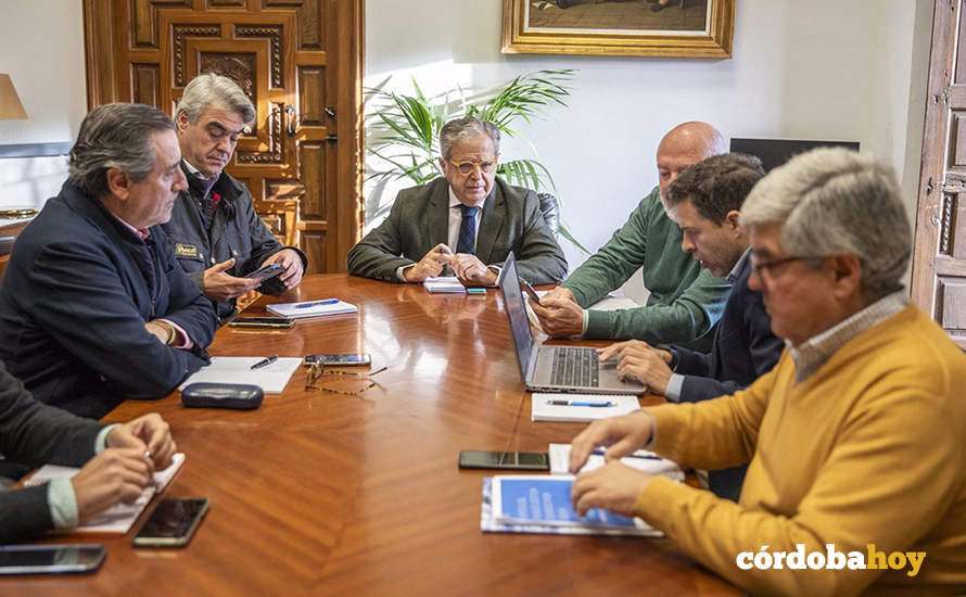 El presidente de la Diputación de Córdoba, Salvador Fuentes (centro), en la reunión del Comité de Sequía