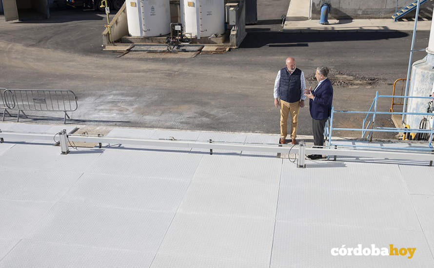 Salvador Fuentes y Gabriel Benítez visitan las cubiertas de la ETAP de Sierra Boyera
