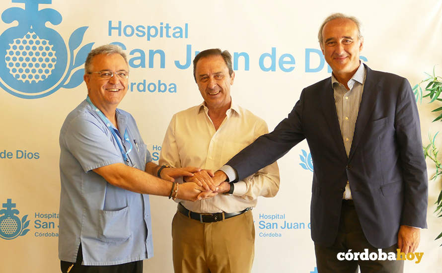 Representantes del Hospital San Juan de Dios y COVAP en una imagen de archivo