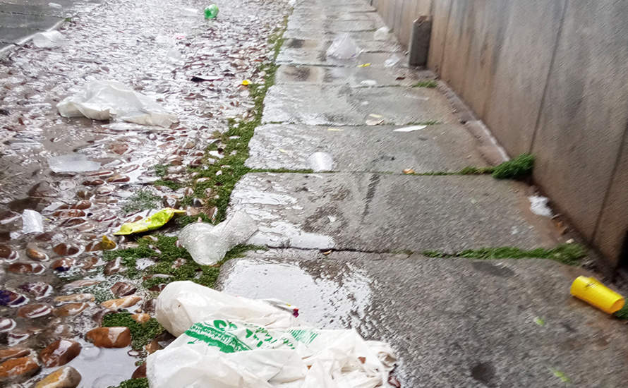 Calle del Casco con restos de botellones