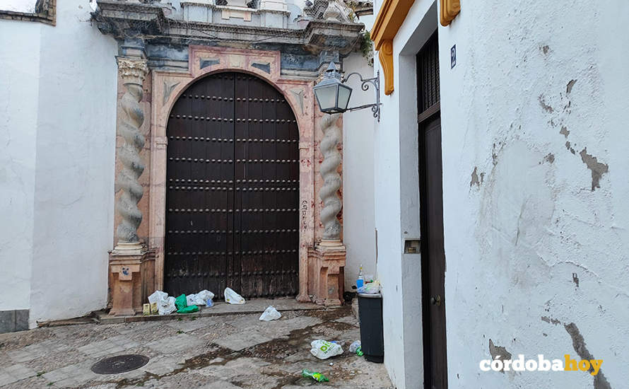 Restos de botellón en la puerta trasera del Palacio de Los Guzmanes