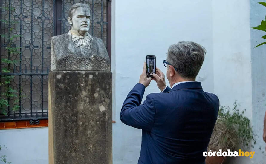 Salvador Fuentes en el Patio de Julio Romero de Torres