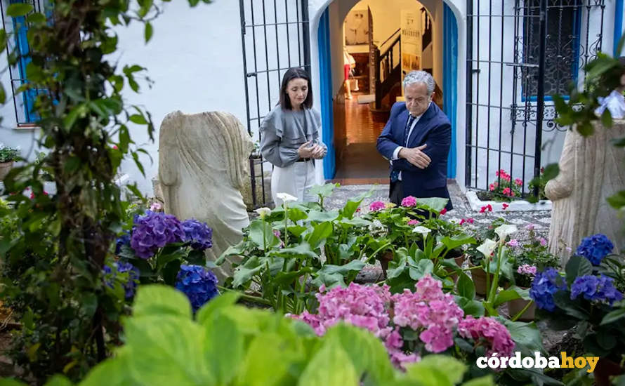 Salvador Fuentes en el Patio de Julio Romero de Torres