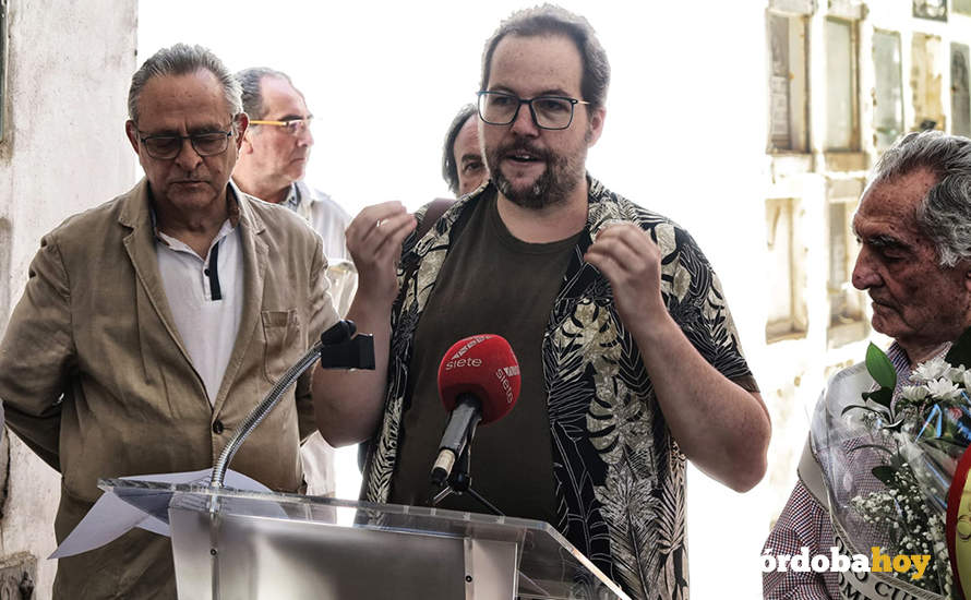 Juanjo García durante su intervención en la ofrenda floral a Julio Romero FOTO JOSÉ LARA CORDOBÉS