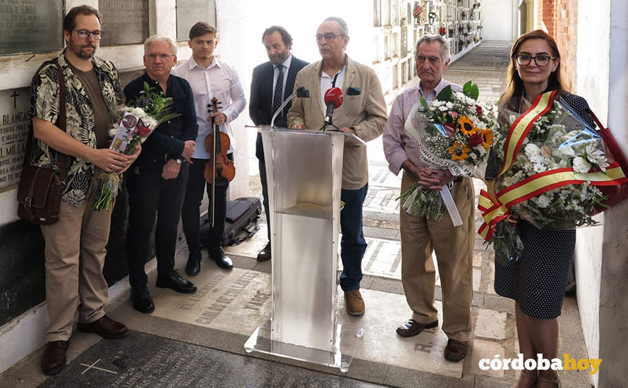José María Palencia durante su intervención en la ofrenda floral a Julio Romero FOTO JOSÉ LARA CORDOBÉS