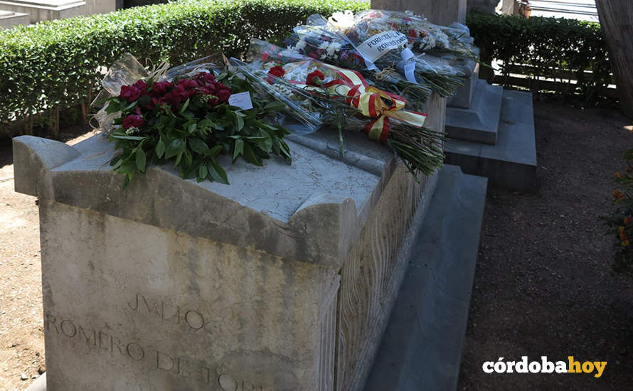 Ofrenda floral a Julio Romero FOTO JOSÉ LARA CORDOBÉS
