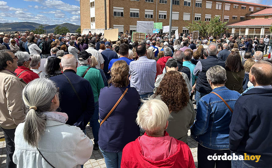 PSOE e IU y un millar de personas exigen a la Junta que dé marcha atrás con el %22robo%22 del Hospital de Peñarroya