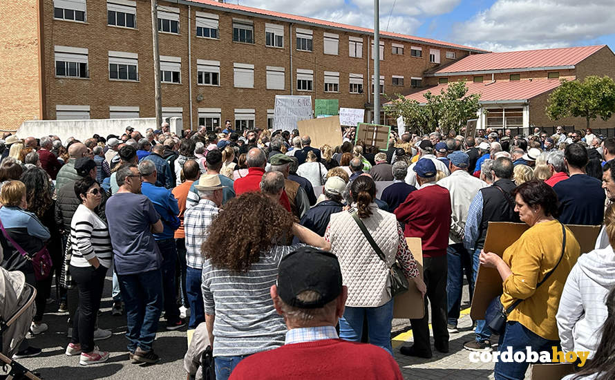 PSOE e IU y un millar de personas exigen a la Junta que dé marcha atrás con el %22robo%22 del Hospital de Peñarroya